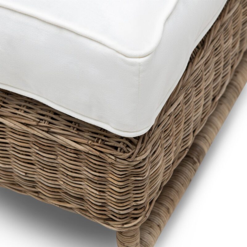 Vooraanzicht van de Nicolas voetenbank van rustic rattan