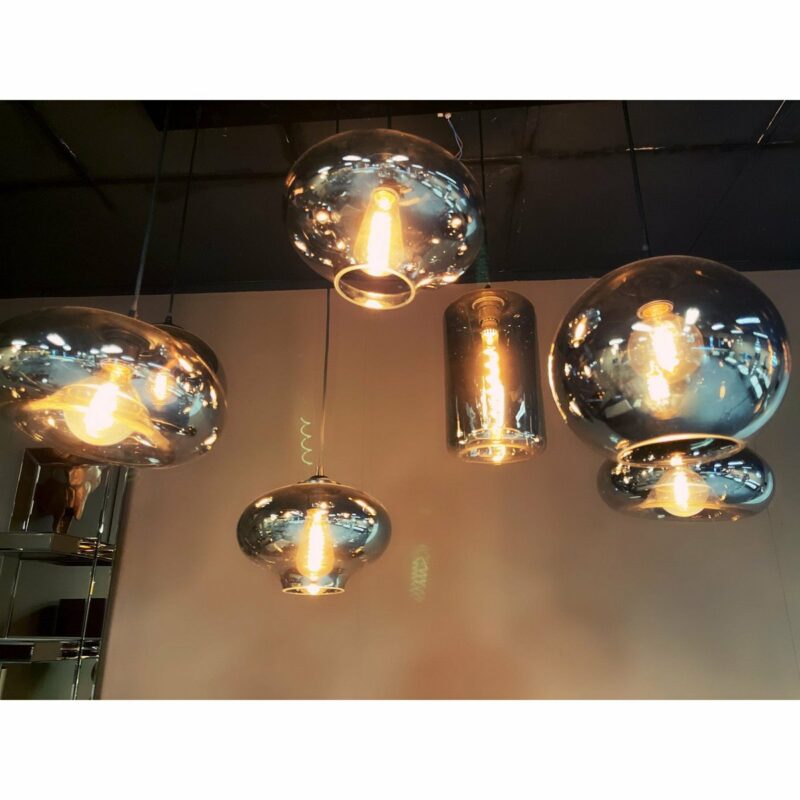 Bovenaanzicht en details van de Ava hanglamp met 7 rookglazen lichtpunten