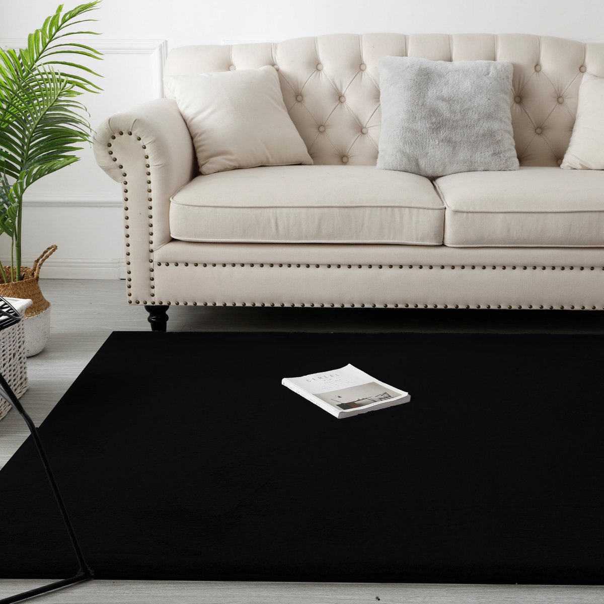 ooraanzicht van het Fluffy vloerkleed in zwart, formaat 80x300 cm