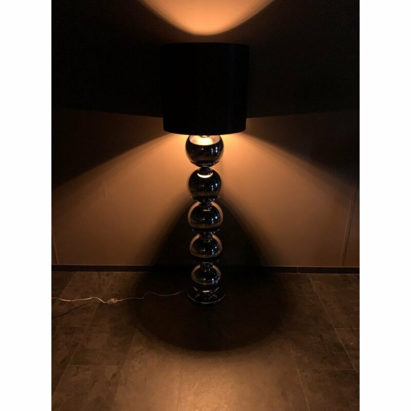 ooraanzicht van de XL bollamp chroom vloerlamp
