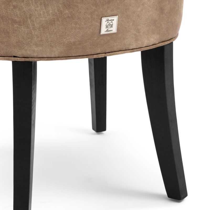 Detail van de Rivièra Maison Balmoral eetkamerstoel in pellini camel in een interieursetting