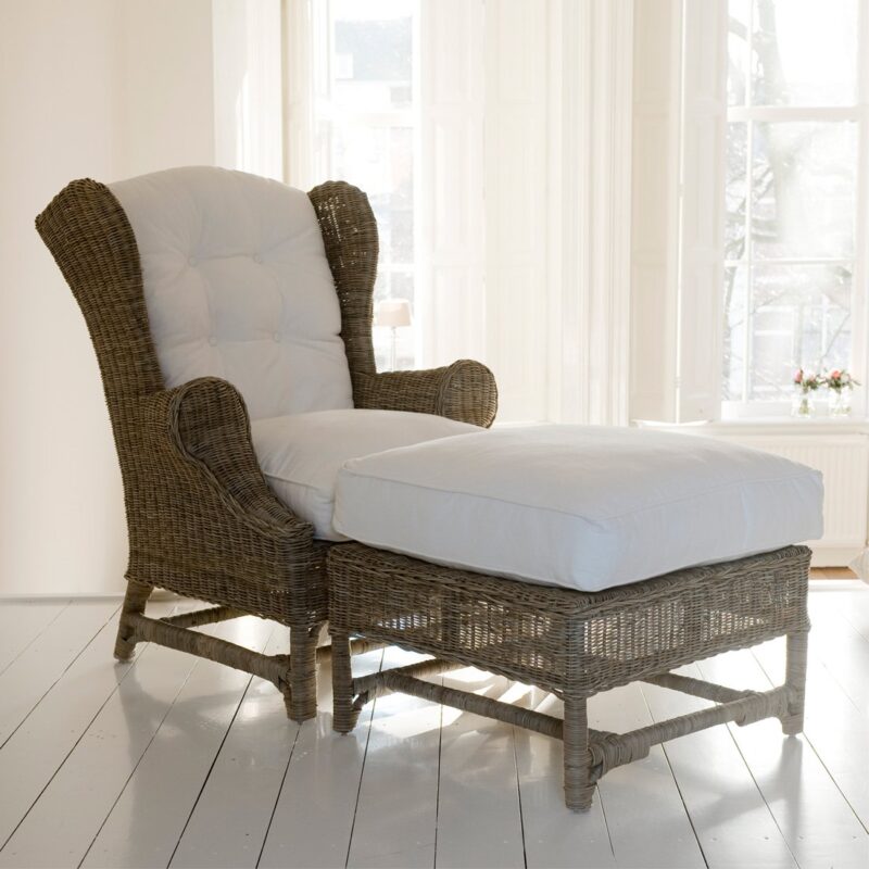 icolas voetenbank gecombineerd met de Nicolas Wing Chair in rustic rattan