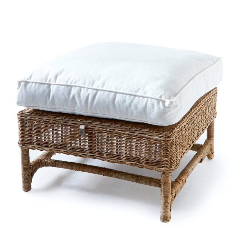 Detail van de poten van de Nicolas voetenbank van rustic rattan