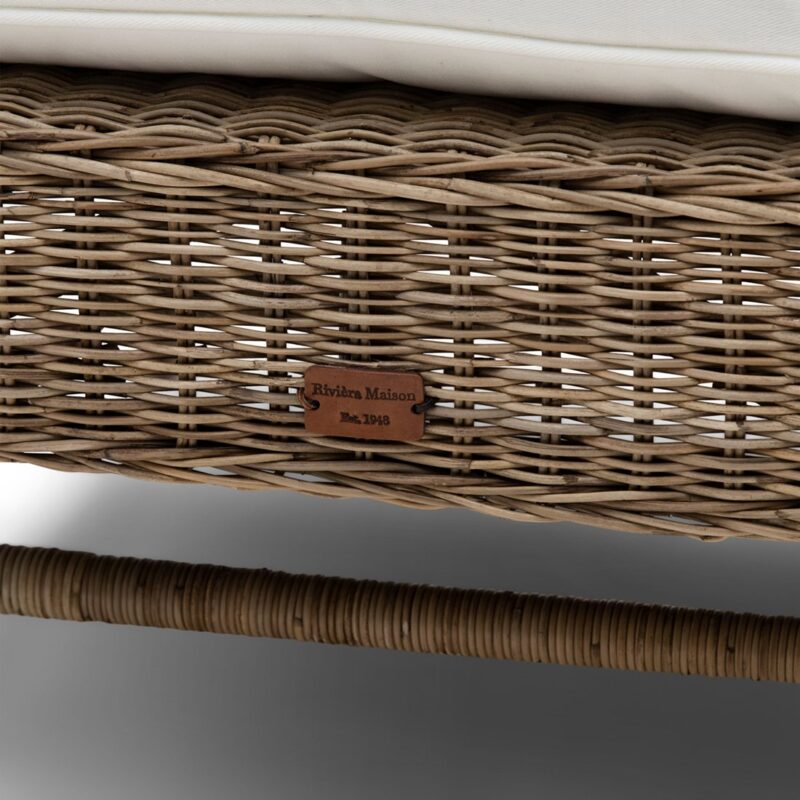 Detail van het rustic rattan materiaal van de Nicolas voetenbank