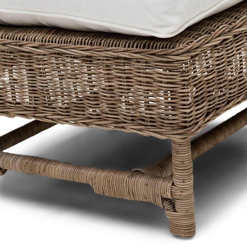 Close-up van het weefpatroon van de Nicolas voetenbank in rustic rattan