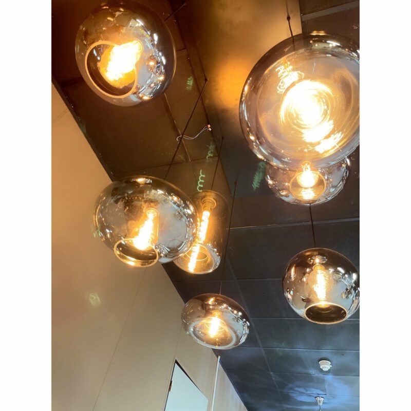 Ava hanglamp smoke glas met 7 lichtpunten in een moderne interieursetting