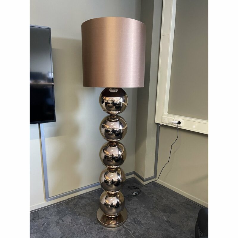 Detail van de metalen bollen en satijnen kap van de XL bollamp sepia vloerlamp