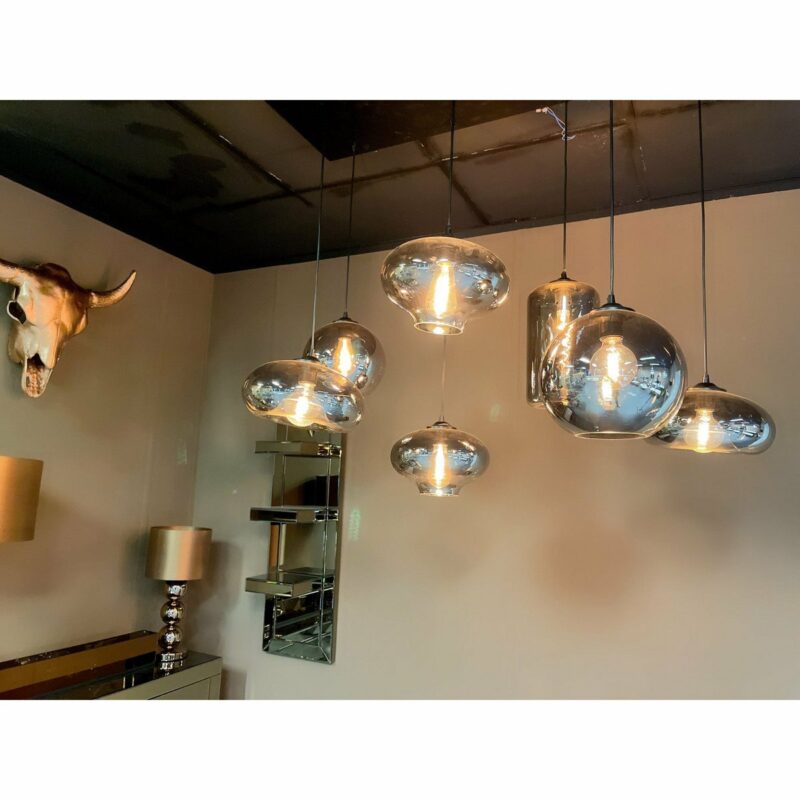 Close-up van de rookglazen lampenkappen van de Ava hanglamp met 7 lichtpunten