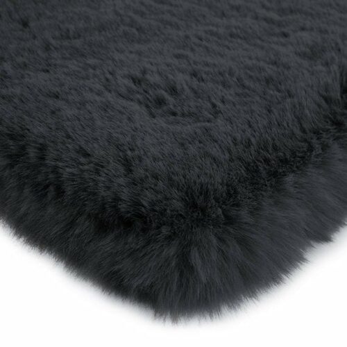 Close-up van de zachte en hoogpolige textuur van het Fluffy vloerkleed zwart