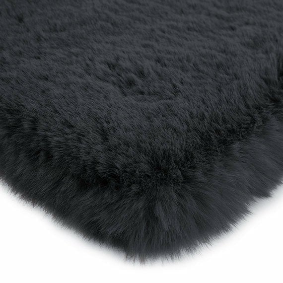 Close-up van de zachte en hoogpolige textuur van het Fluffy vloerkleed zwart