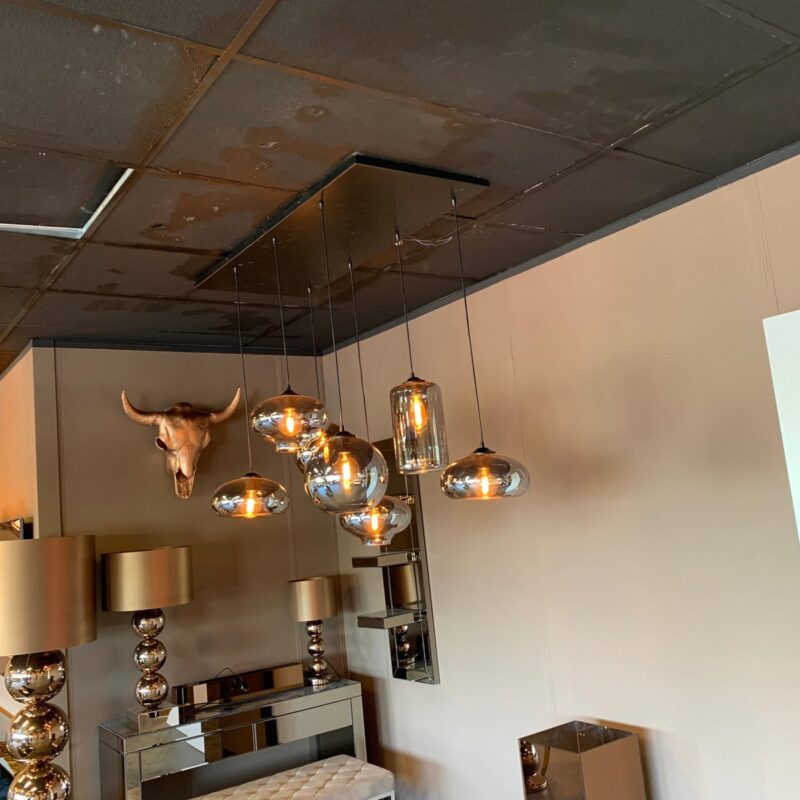 Ava hanglamp smoke glas met 7 lichtpunten in een stijlvolle woonkamer