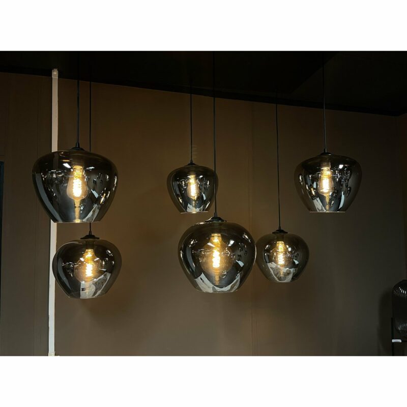 Zijaanzicht van de Olivia hanglamp met 6 lichtpunten, ideaal voor boven de eettafel