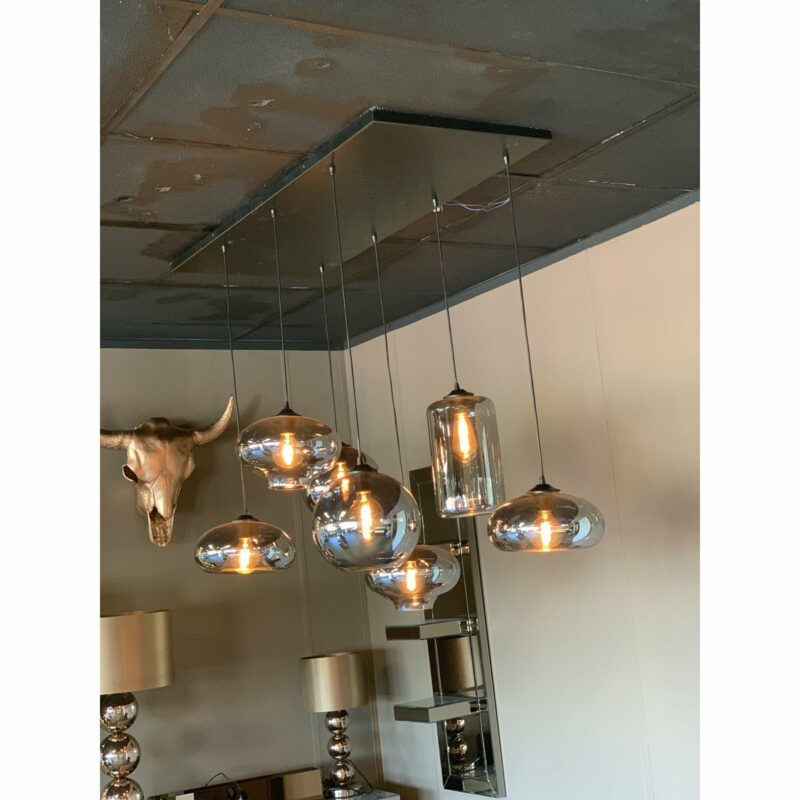 lose-up van de rookglazen kappen van de Ava hanglamp met 7 lichtpunten