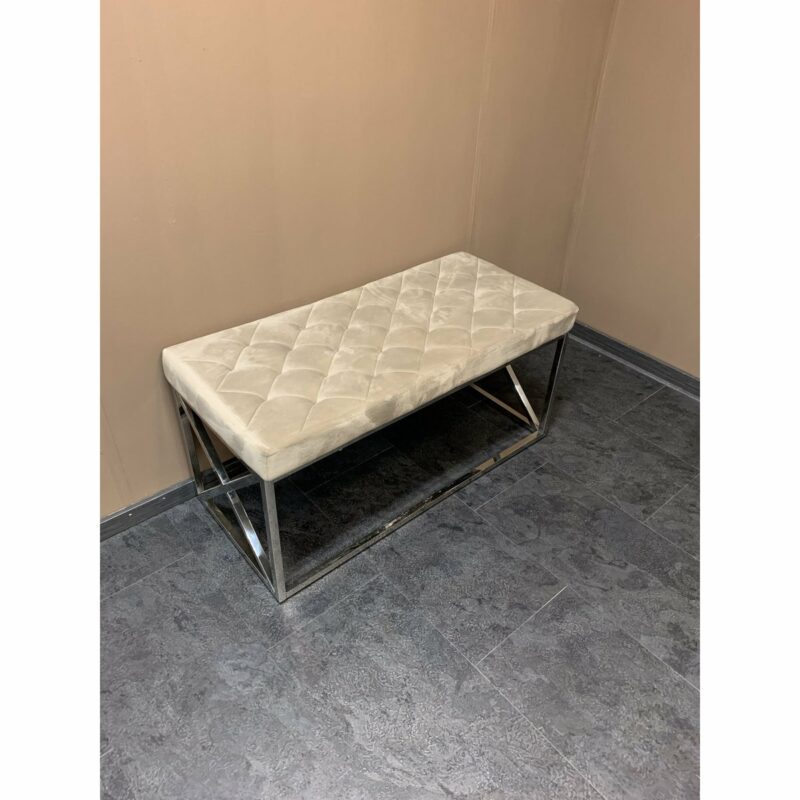 Detail van de taupe fluwelen bekleding van de Vera Bank