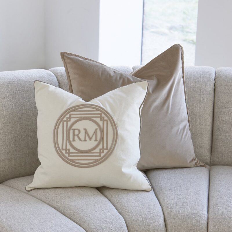 Rivièra Maison Bouclé kussenhoes 60x60 gestyled op een bank in een modern interieur