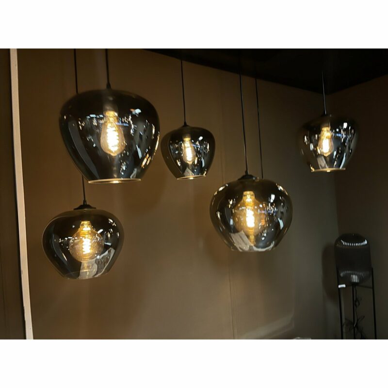lose-up van de Olivia hanglamp met 6 lichtpunten en goudaccenten