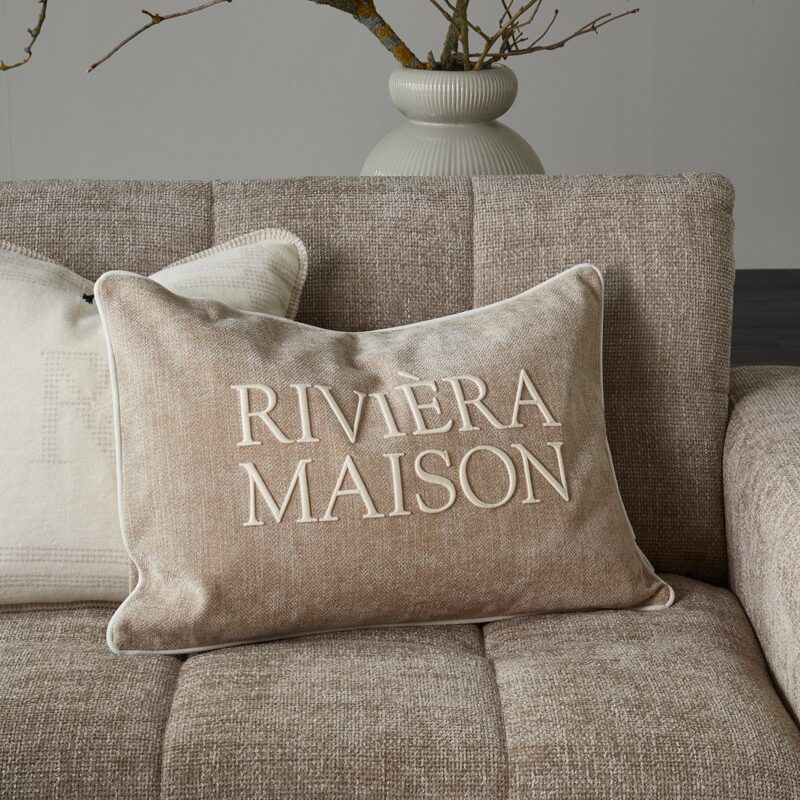 Close-up van de witte bies op de RM Evora kussenhoes 65×45 cm