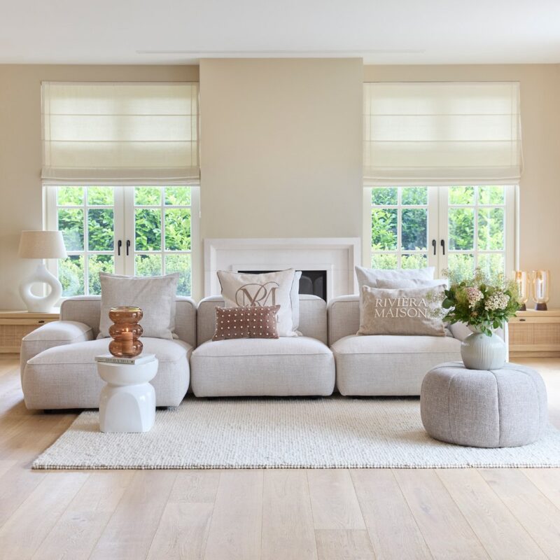 RM Evora kussenhoes 65×45 cm gestyled met bijpassende decoratie op een bank