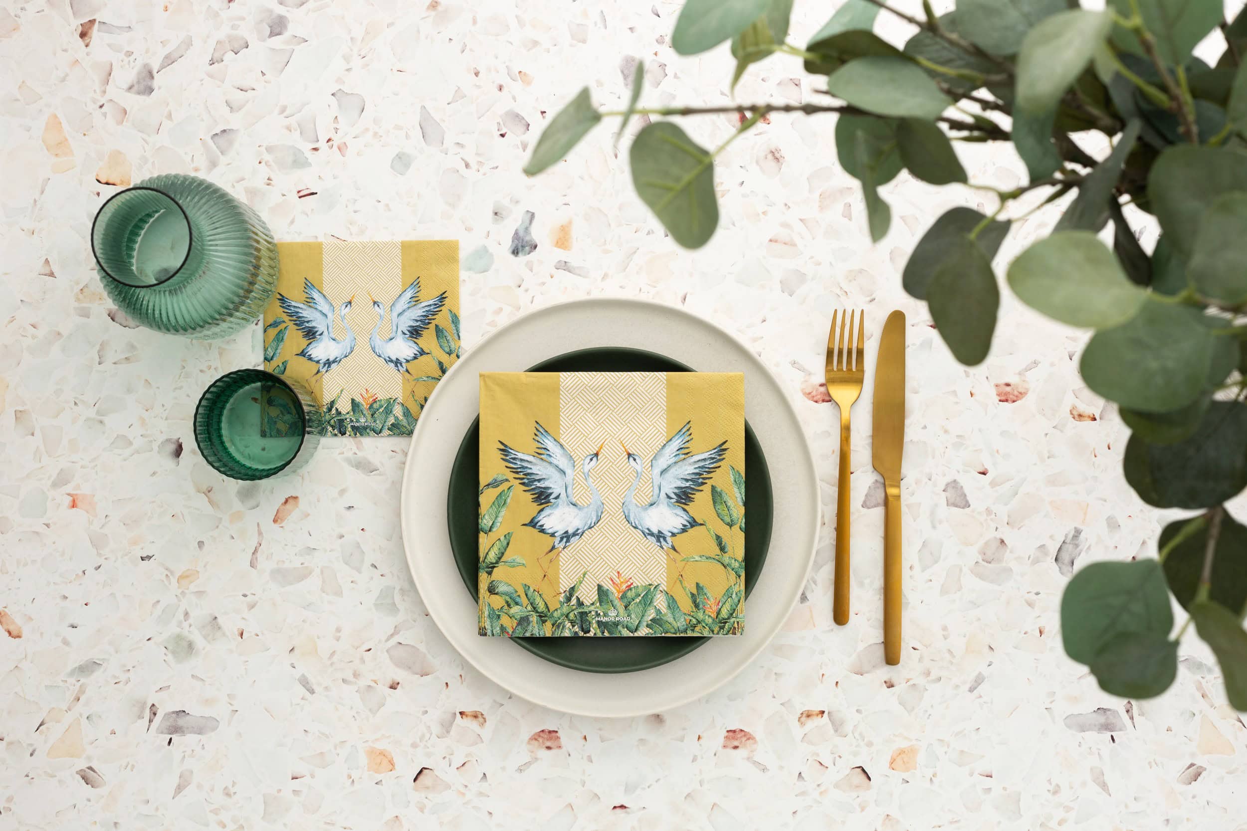 Detail van Birds of Paradise servet met kleurrijke bloemen en bladeren