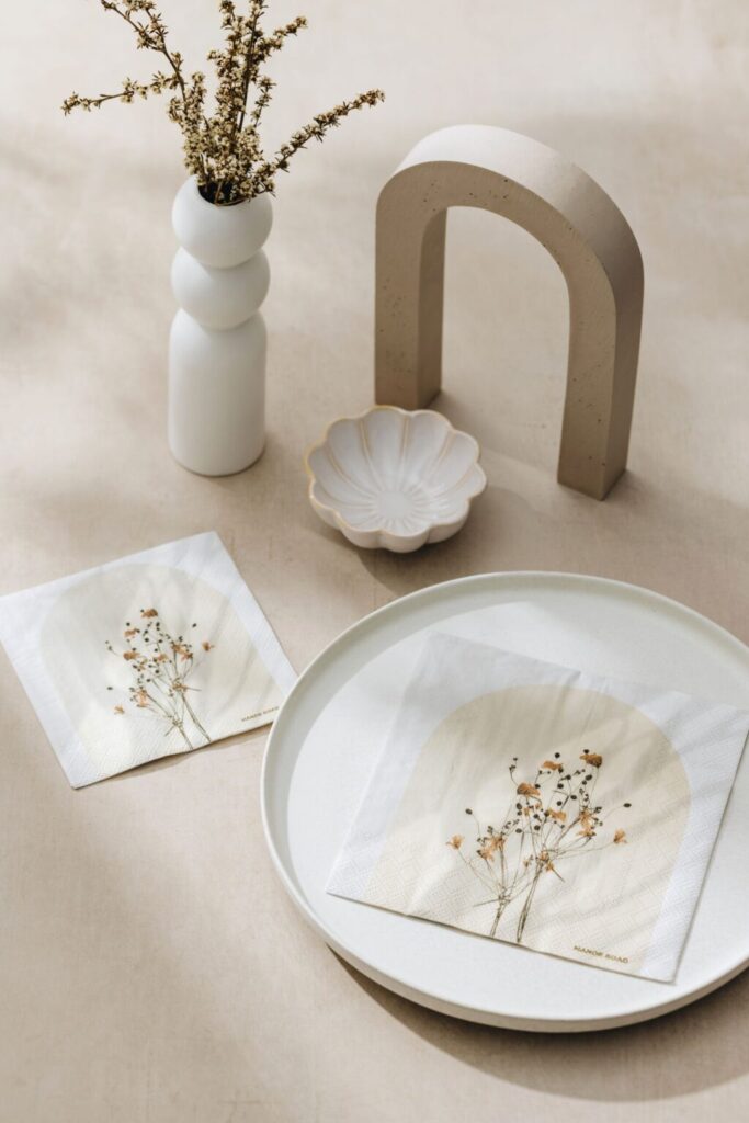 Detail van bloemenprint op Florescence servet