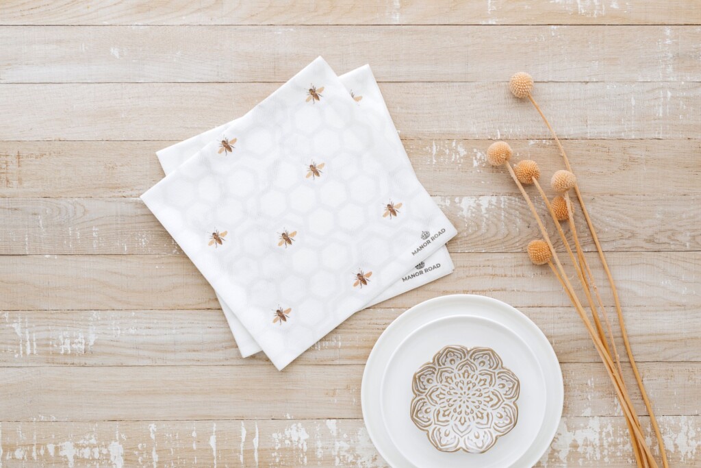 Detail van bij op marmerdesign servet