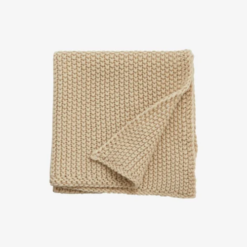 Nordal MERGA vaatdoek zandkleur in lichte minimalistische keuken