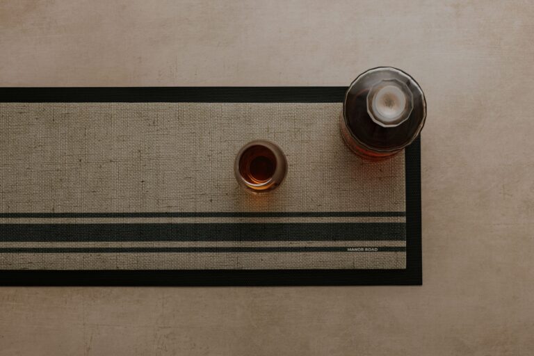 Manor Road Coffee Stripe Linen barmat verkrijgbaar in Small en Large formaat