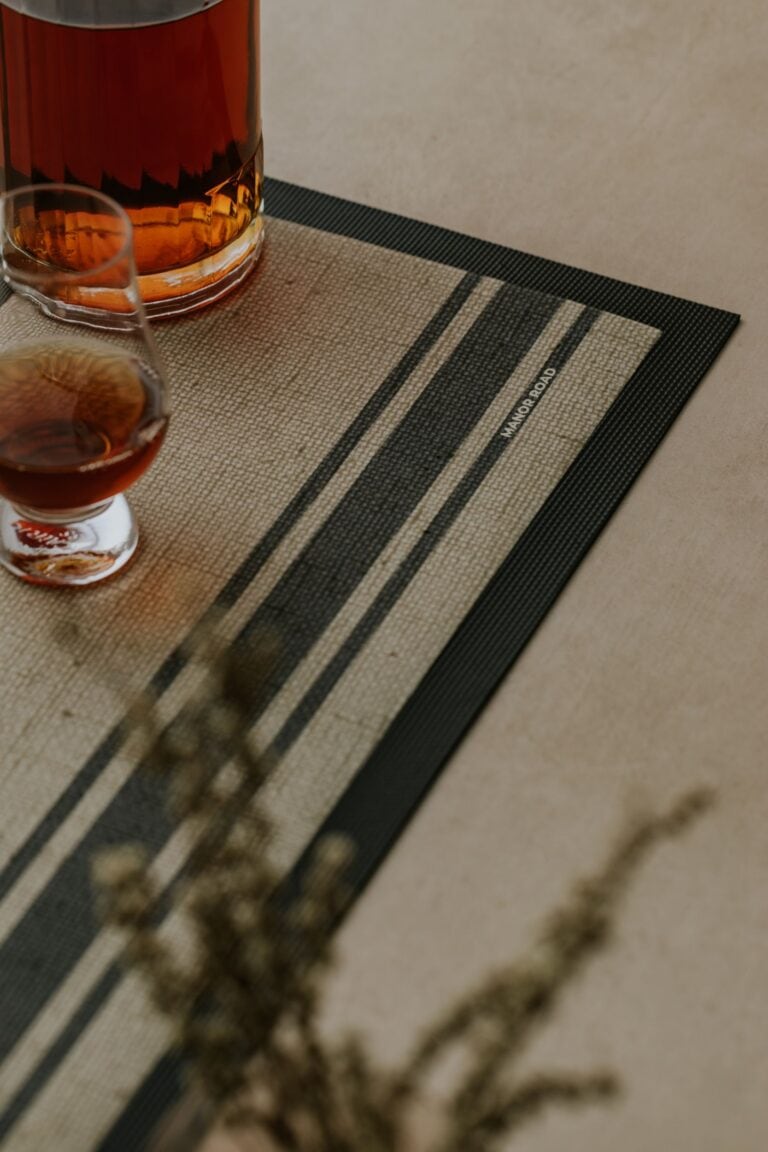 Coffee Stripe Linen design op Manor Road antislip barmat