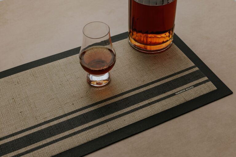 Detail van het hoogwaardige rubber van de Manor Road Coffee Stripe Linen bar mat
