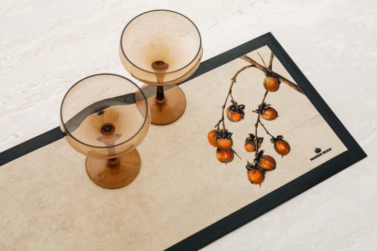 Persimmon bar mat in moderne baropstelling met glazen en accessoires