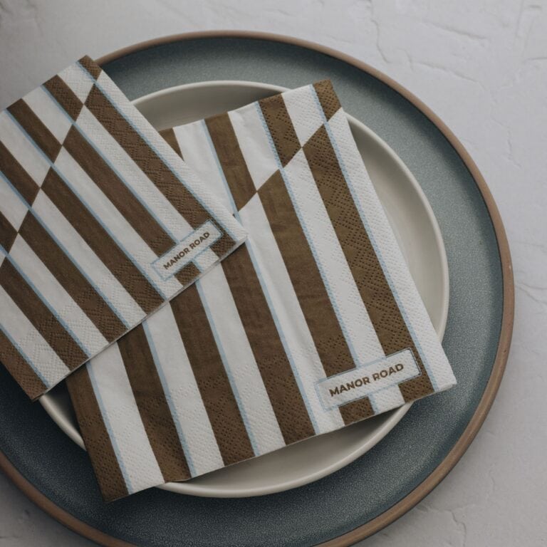 Manor Road Toffee Stripe luncheon servetten NAPL0129-20 op elegante tafel
