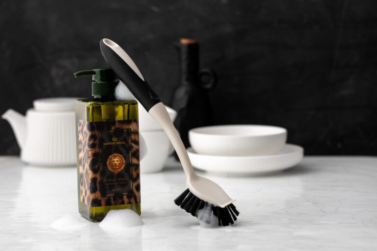 Moderne Manor Road dish brush in zwart en pebble