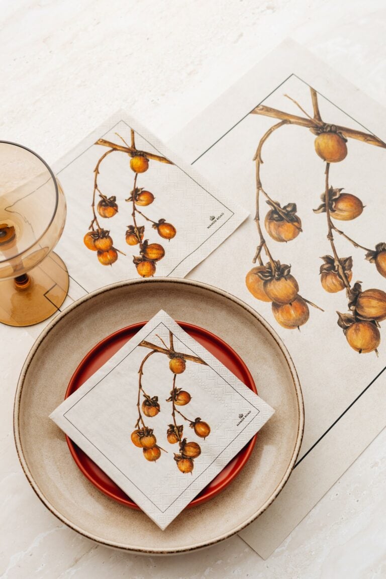 Persimmon papieren placemat op een gedekte tafel