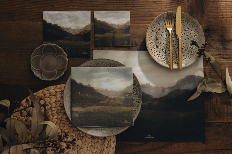 The Landscape papieren placemat op een gedekte tafel